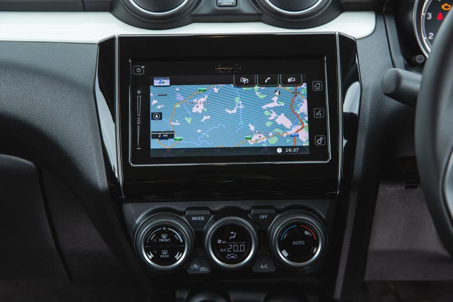 Детали интерьера Suzuki Swift Hybrid AllGrip 2019 года  (UK) (фото 9 из 22)